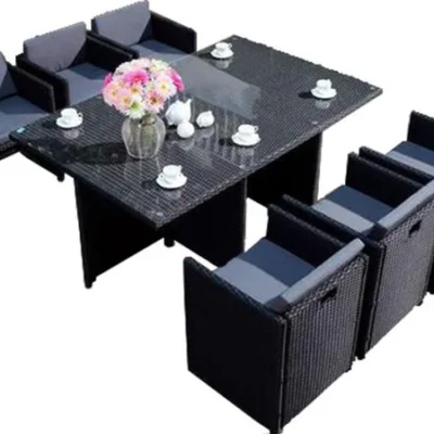 Table et chaises 6 places encastrables en résine noir/gris REGINA